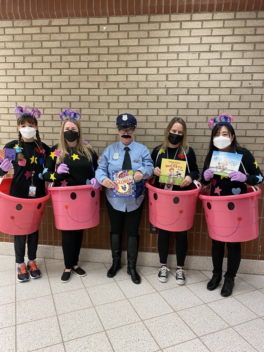 Officer Buckle and Bucket Fillers over here <a href="/EagleViewES/">Eagle View Elementary School</a>! Have you filled someone’s bucket today? 😊 #TogetherWeSoar