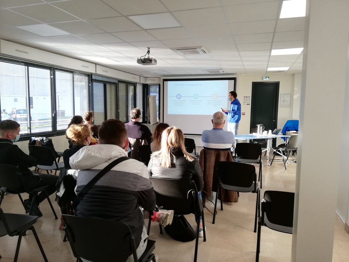GessenJc's tweet photo. #TousMobilisés #Google 
Les animations Google Ateliers ont connu un immense succès hier au Pôle emploi de Firminy
Le Van Google était présent sur le parking de l’agence et 4 ateliers à destination des nombreux visiteurs sur les opportunités qu'offrent le numérique. https://t.co/VXTXOgVGwt