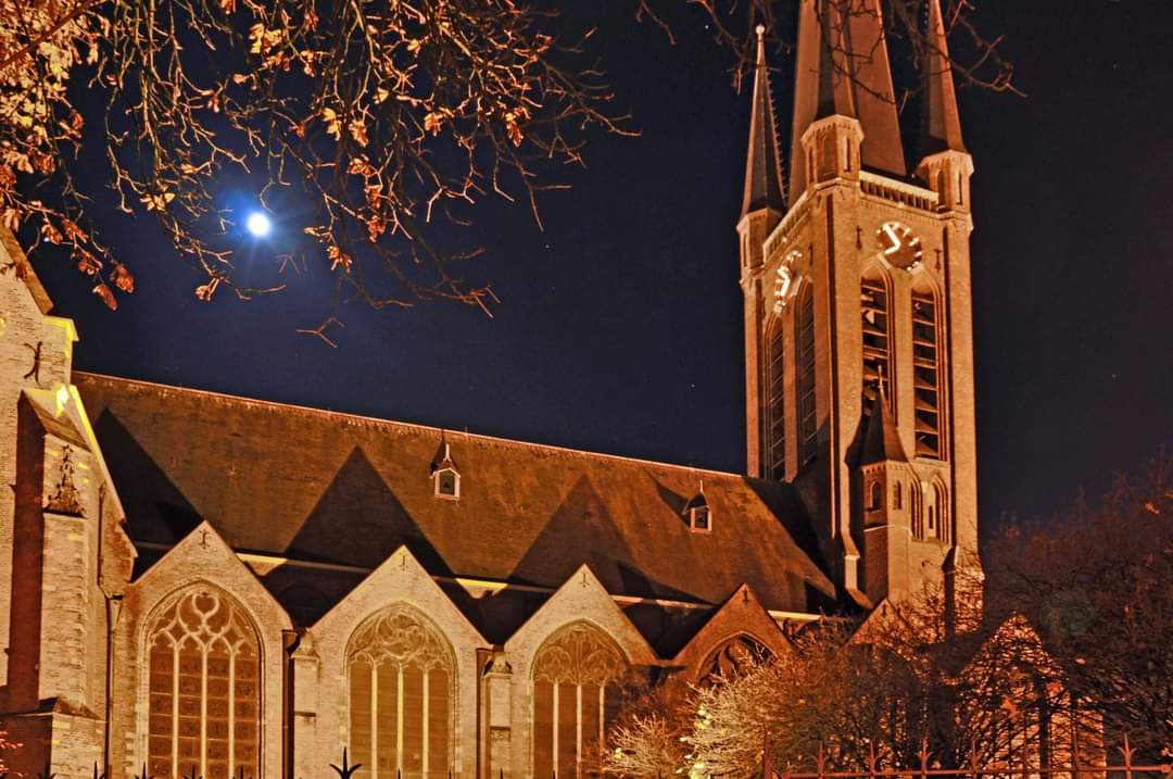 Vanavond om 20.00 uur luiden de klokken van de Martinuskerk 12 min. lang. #Princenhage viert dat #Breda 77 jaar geleden  bevrijd werd door de eerste Poolse Pantserdivisie onder leiding van generaal #Maczek.