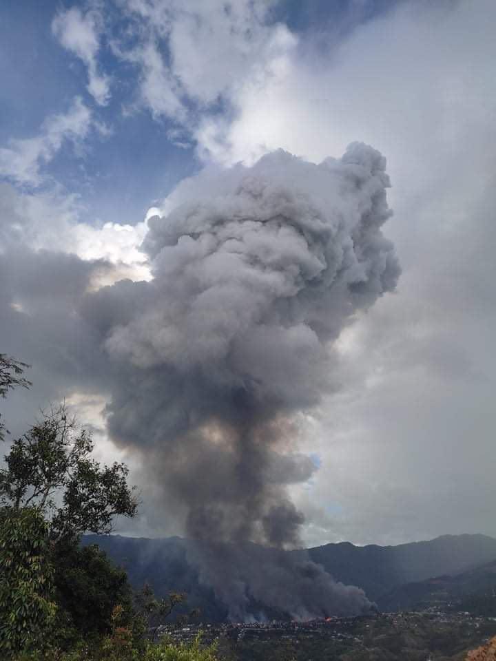 KhinSandi20's tweet photo. HAPPENING NOW: The burning of Thantlang Town, Chin State is quickly spreading to upper block and lower block of the town. 

The fire is known to have started by the shelling of a lot of rocket-propelled grenades by the junta after one of its soldier is killed by Chinland Defense. https://t.co/qjSZjDbyEr