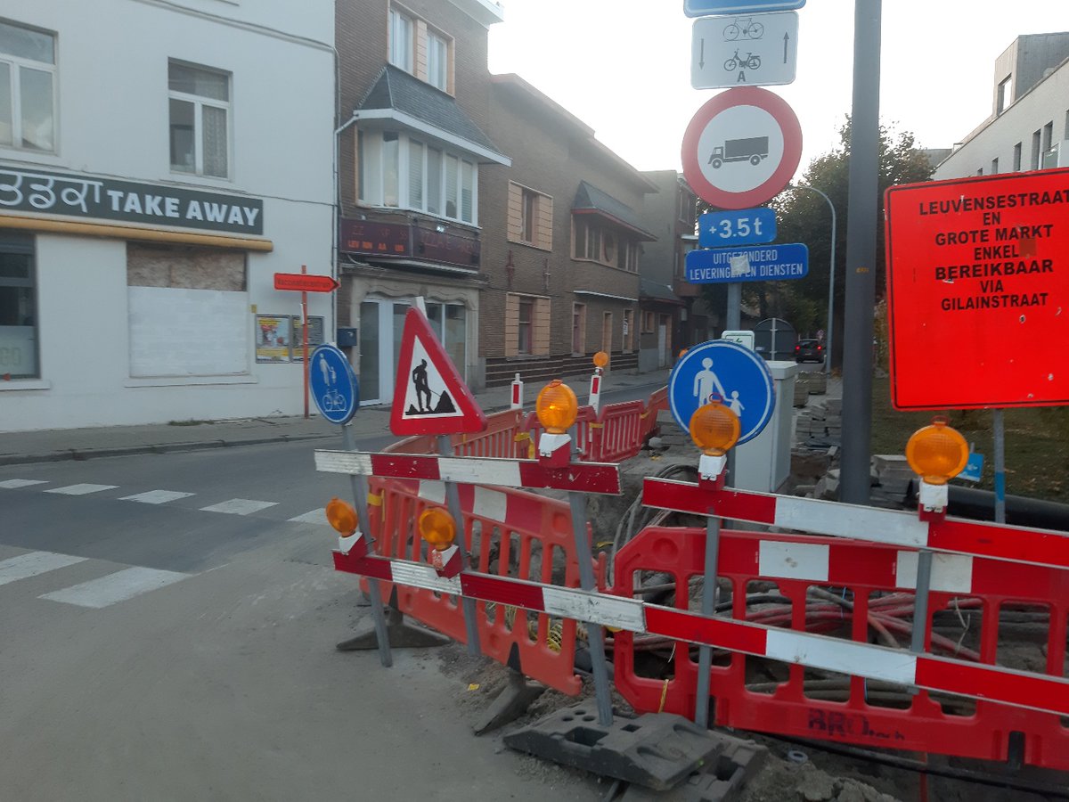 KevinGrossard's tweet photo. Dit is ongetwijfeld één van de slechtste voorbeelden van signalisatie van wegenwerken.
Er is ook geen enkele aandacht voor voetgangers en creëert gevaarlijke situaties op een moeilijk krpt.
@StadTienen @Voetgangersbwg @Fluvius_be #nutswerken #Tienen #signalisatie #wegenwerken https://t.co/XuiH1DrEo5