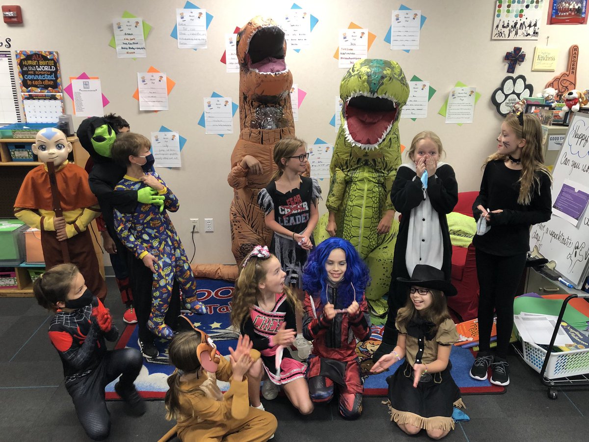 cjohnson_gses's tweet photo. The moment when you find out you won the pumpkin decorating contest and your teacher was taking a group picture! #purejoy #surprise! #rightplaceattherighttime #halloween2021 @gsesdallas @GSESAdmission https://t.co/ZW4llRHxrE