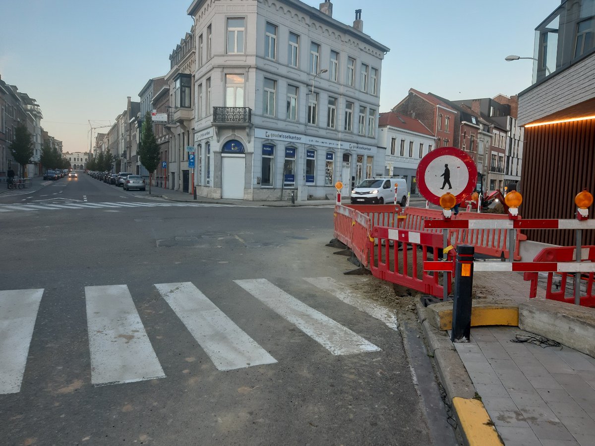 KevinGrossard's tweet photo. Dit is ongetwijfeld één van de slechtste voorbeelden van signalisatie van wegenwerken.
Er is ook geen enkele aandacht voor voetgangers en creëert gevaarlijke situaties op een moeilijk krpt.
@StadTienen @Voetgangersbwg @Fluvius_be #nutswerken #Tienen #signalisatie #wegenwerken https://t.co/XuiH1DrEo5