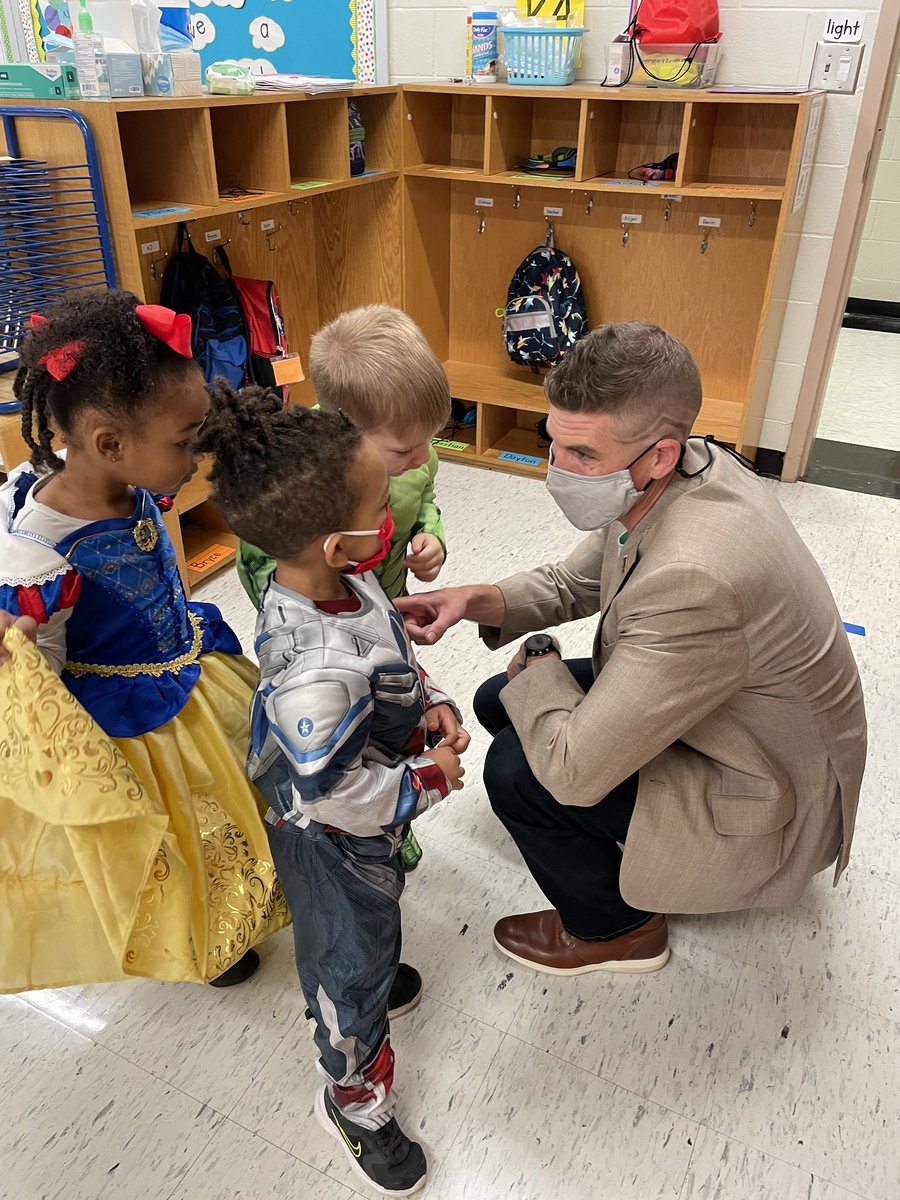 Mr. Smith gave the students and iReady goal and said he’d put a design in his hair if they made it…and looky looky 💇🏻‍♂️