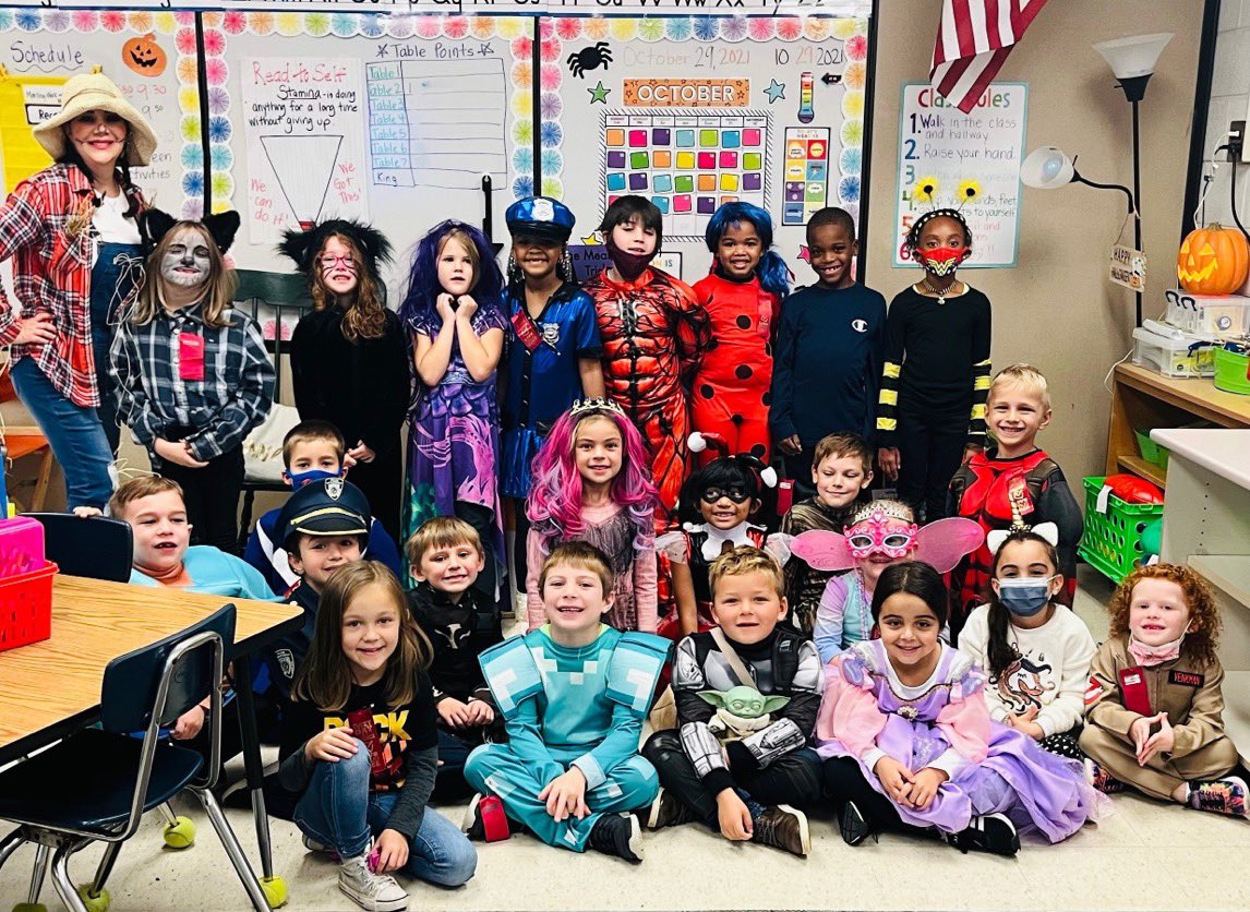 Kakowalk3's tweet photo. Happy Halloween from 1st! 🎃👻 #salksoars #fraserfamily https://t.co/3OKVocVaQS