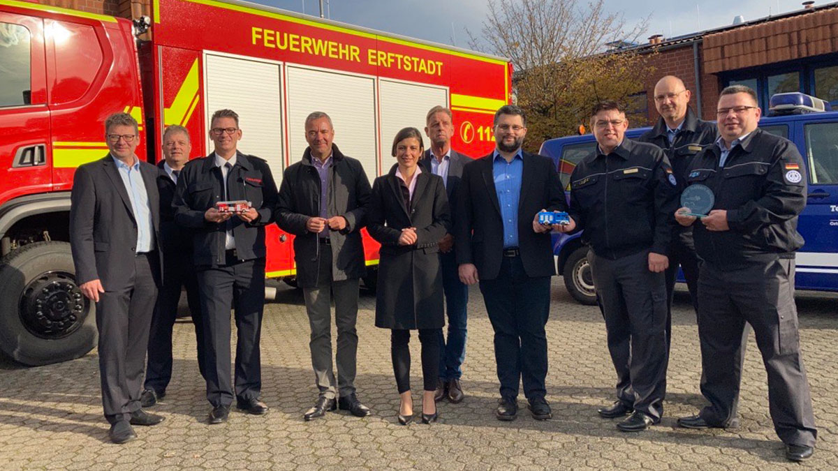 Unterstützung für #Einsatzkräfte der am stärksten von der #JuliFlut betroffenen Region: #HDI hat der <a href="/FF_Erftstadt/">Feuerwehr Erftstadt</a> und dem THW Ortsverband Bergheim jeweils eine #Spende von 50.000 Euro für die Anschaffung neuer Einsatzfahrzeuge übergeben. bit.ly/3nILoFY #Hochwasserhilfe