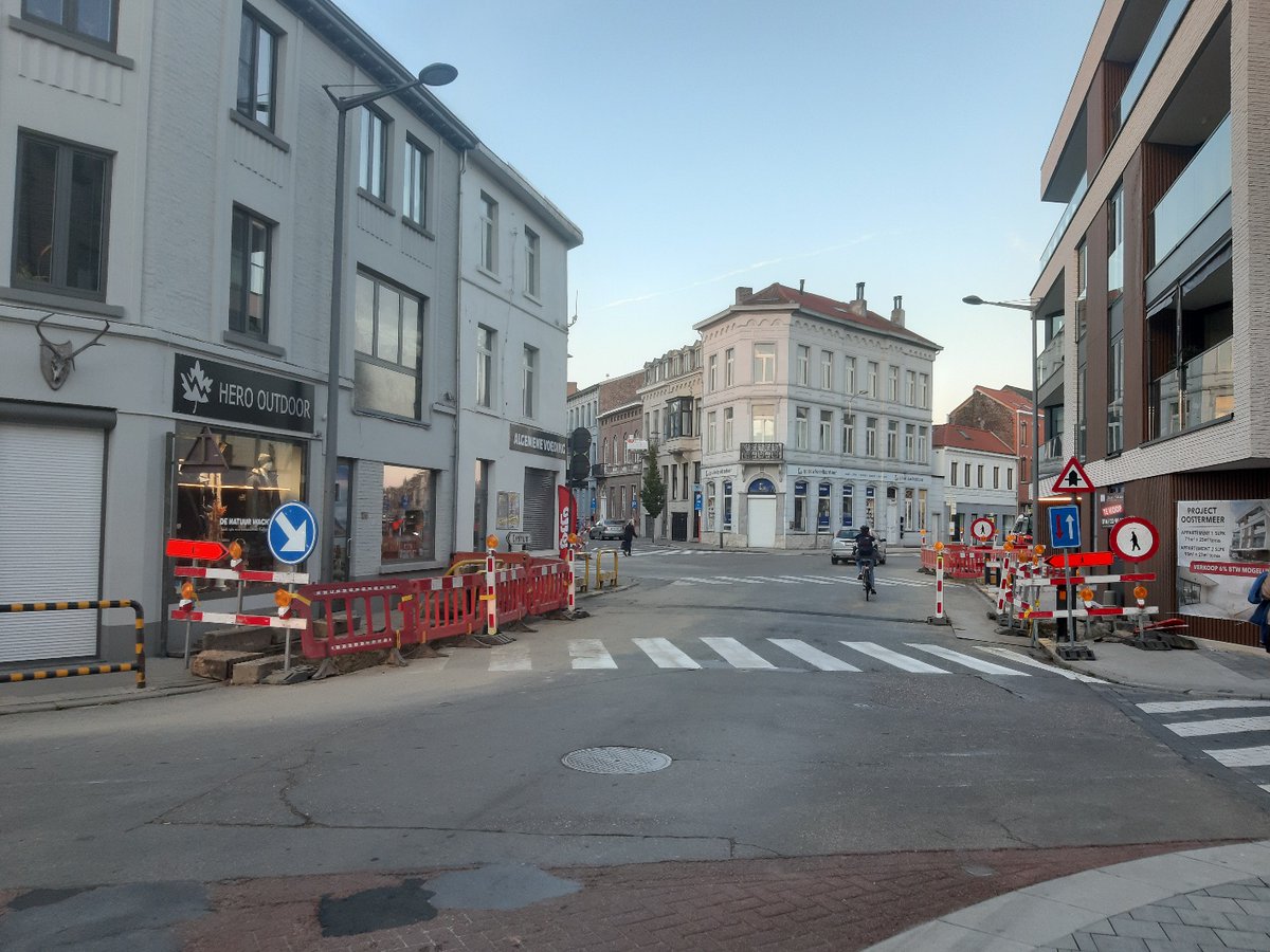 KevinGrossard's tweet photo. Dit is ongetwijfeld één van de slechtste voorbeelden van signalisatie van wegenwerken.
Er is ook geen enkele aandacht voor voetgangers en creëert gevaarlijke situaties op een moeilijk krpt.
@StadTienen @Voetgangersbwg @Fluvius_be #nutswerken #Tienen #signalisatie #wegenwerken https://t.co/XuiH1DrEo5