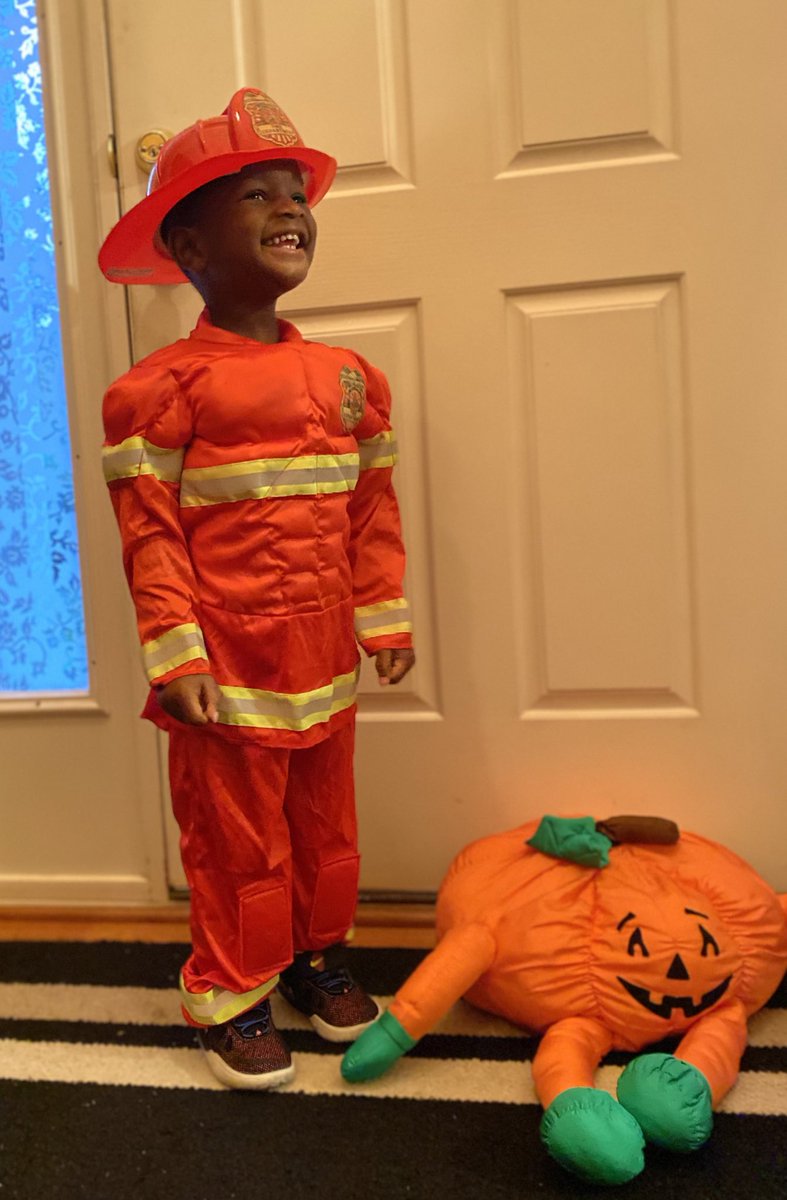 B_4beLOVEd's tweet photo. A firefighter! #gooddaydc @fox5dc https://t.co/Li1wCrPNXP