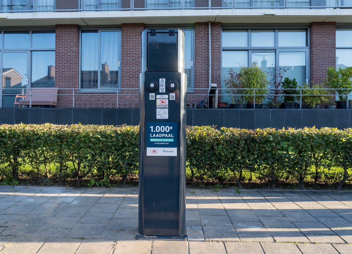GemeenteUtrecht's tweet photo. En dit is laadpaal nummer 1000 in Utrecht. Wat een mijlpaal. Deze kan met recht een lifesaver genoemd worden: de eerste openbare laadpaal in de stad met een ingebouwde AED. ❤️ https://t.co/kxvaxJKxZv https://t.co/VPsQW1osbv