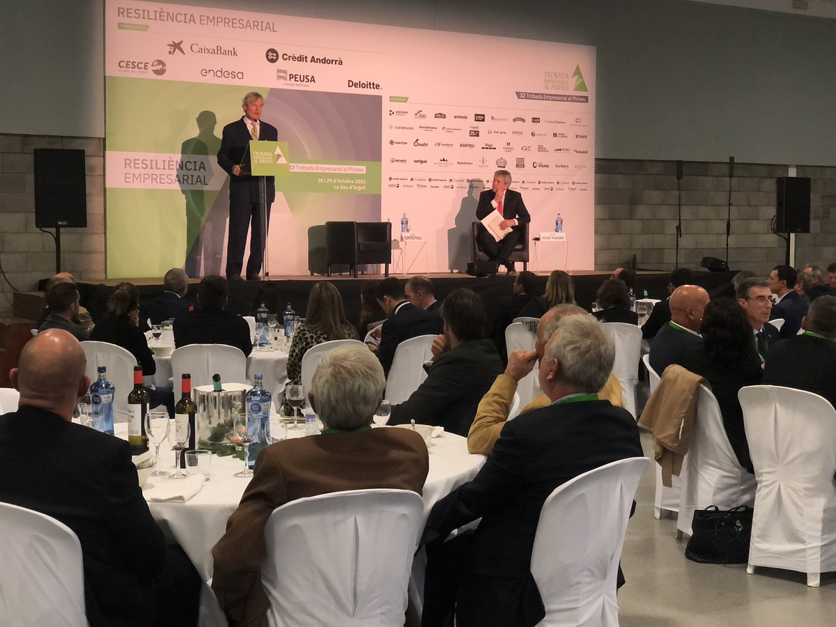 VicencVoltes's tweet photo. “La clau de l’èxit és la innovació en el model de negoci, no la tecnologia”.

Escoltem a Gunter Pauli (@MyBlueEconomy) amb la seva conferència sobre economia blava i zero emissions.

Recursos, autosuficiència, energies renovables, electricitat...

#TrobadaPirineu https://t.co/WyYsNHNXwJ