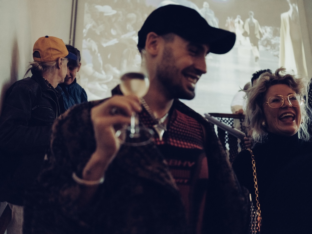 DesignmuseoFI's tweet photo. Joko olet tutustunut kriittistä suomalaista nykymuotia esittelevään #IntiiminKosketus -näyttelymme? Alkavan viikonlopun kunniaksi jaamme vielä muutaman kuvan näyttelyn avajaisista. Kuvat: Risto Musta
#OpeningNight #IntimacyExhibition #FinnishFashion #vindirekt #vindirektfinland https://t.co/nZeGDMPsnD