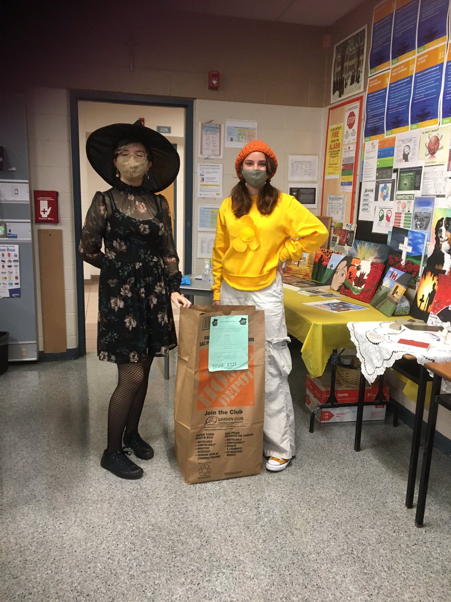AMAZING school spirit <a href="/BishopReding/">Bishop Reding</a> #HCDSBHalloween! 🎃🧹👻🧛‍♂️🦇🧙‍♀️  Have a spook-tacular day!