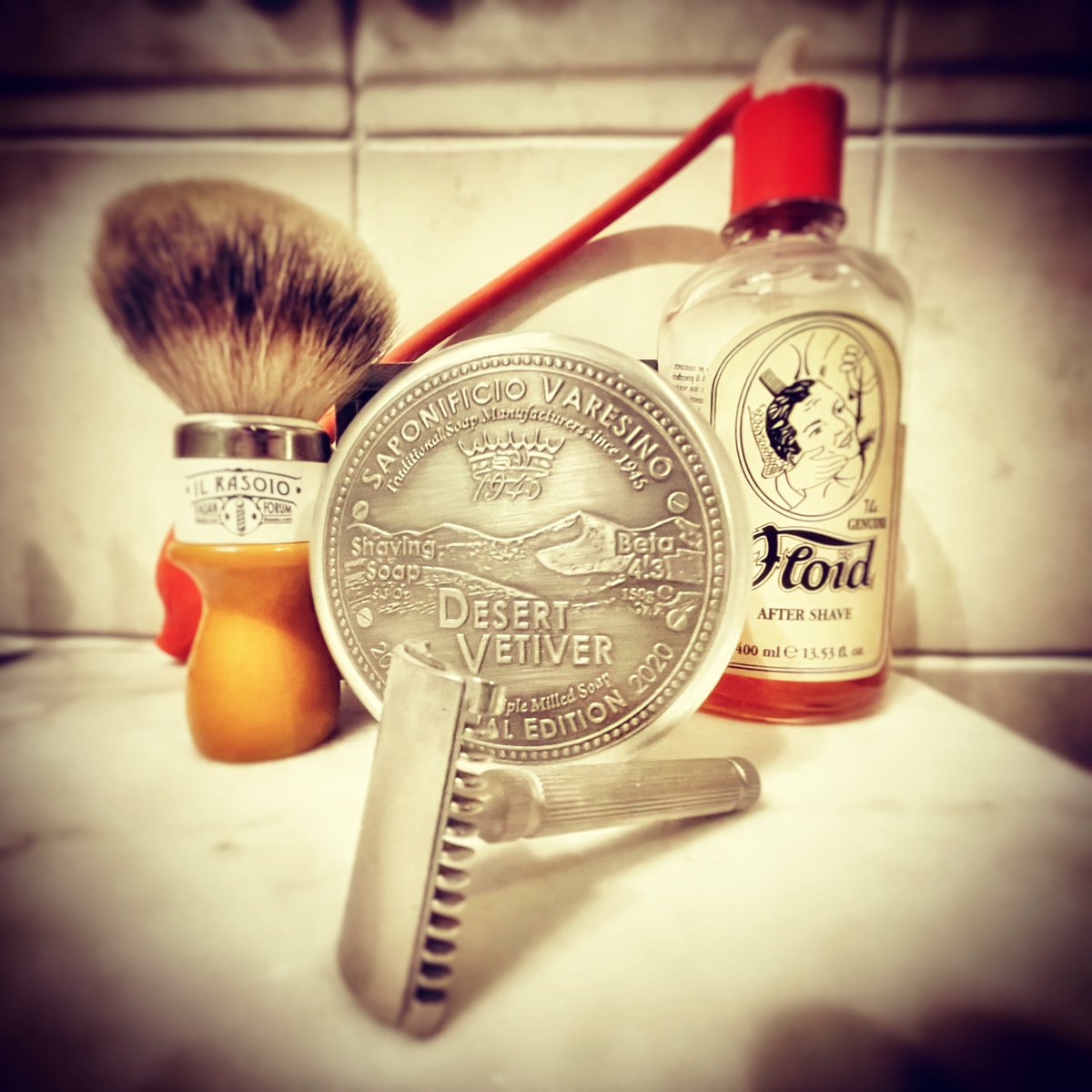 ItalianShaver's tweet photo. SOTD 29/10/21 it was long time that I wasn’t using a animal hair brush. This is one of my two left in my #shavingden and I had a stunning mythical #allitalian shave guess @saponificio_varesino @omegabrush @fatip15 and vintage italian #Floid https://t.co/6JbAT530Cm