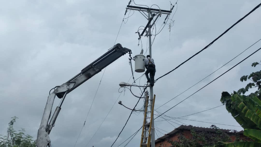 apuertocabello's tweet photo. #VamosConTodo Gracias a las políticas públicas efectivas de nuestro Alcalde @JCbetancourt72 se realiza instalación de transformador de 75KVA en el sector la Linea, Calle B, parroquia Juan José Flores #AquiNadieSeRinde https://t.co/htZY7ABcep