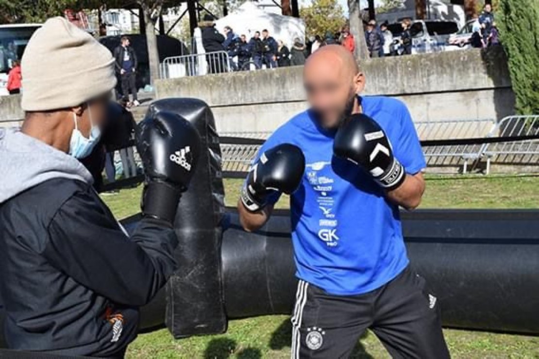 RaidAventureRAO's tweet photo. Aujourd'hui nous étions à @villedelyon pour un @ProxRaidAventur dans un contexte particulier, juste une semaine après les tirs à l'arme lourde qu'on subit nos collègues de @PoliceNat69 à qui nous pensons. À nos côtés la #PoliceMunicipale et les agents de @TCL_SYTRAL. https://t.co/rc9phBhX9N
