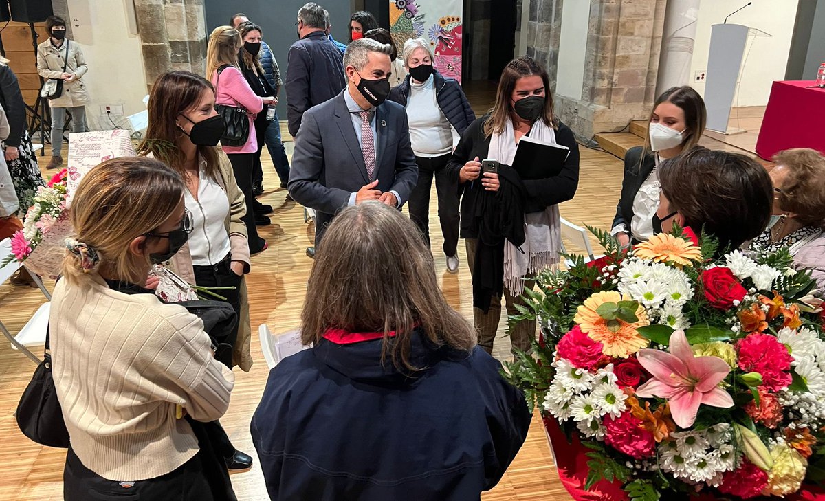 Pablo_Zuloaga's tweet photo. Ponemos el broche final a los talleres: “El mundo rural empodera” de la @mujercantabria para dar visibilidad a las mujeres del mundo rural, ellas son  esenciales para construir la historia de #Cantabria. Escucharos, conoceros es muy necesario para avanzar hacia la plena igualdad. https://t.co/7ZzGScg2n5