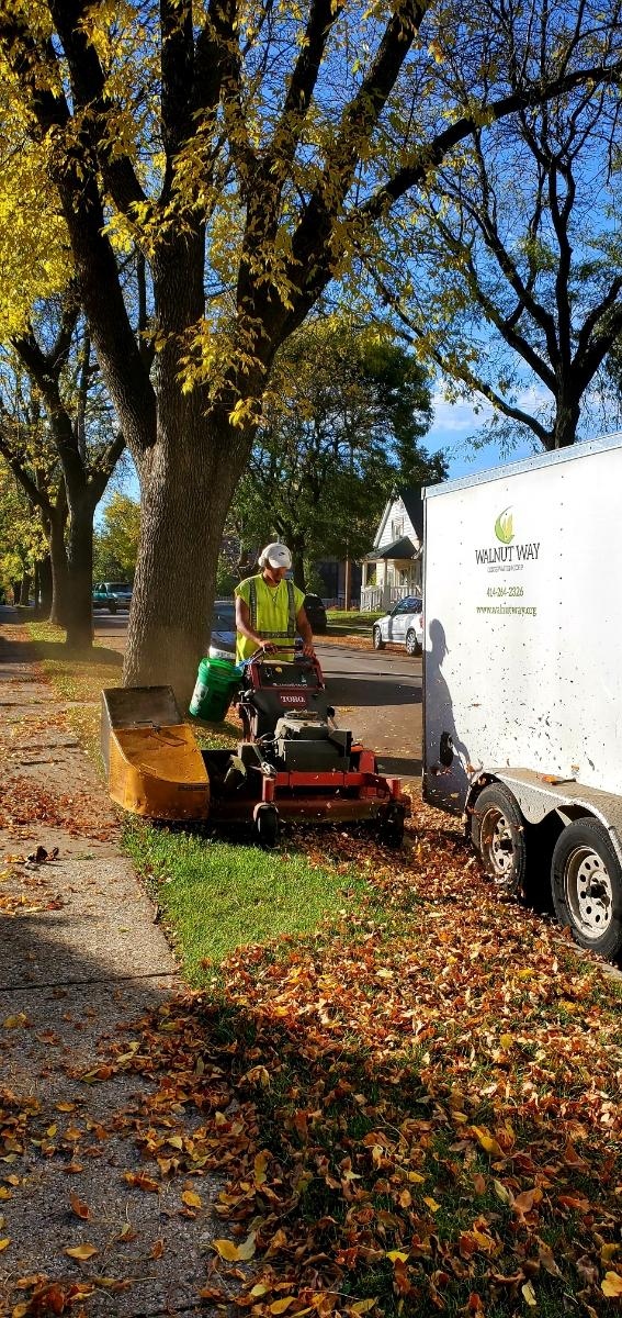 walnut_way's tweet photo. #BlueSkies mowing crew working on a residential site in the Lindsay Heights neighborhood.
#blueskies #lindsayheights #walnutway #fall https://t.co/k0FKyHDeeU