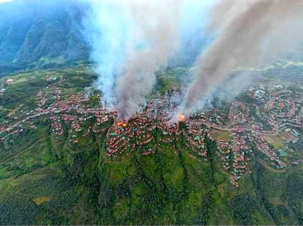 OoNayWinSnare's tweet photo. Situation in #Myanmar western #Chin state where #Thantlang town getting heavily bombarded by #military. Reports of at least 100 homes destroyed. That location has seen multiple attacks &amp; a steady build-up of troops recently leading to this heavy assault. #WhatsHappeningInMyanmar https://t.co/B4m3vzyan7