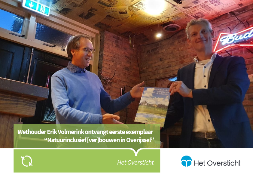 <a href="/erikvolmerink/">Erik Volmerink</a>, wethouder van de <a href="/Gem_Tubbergen/">Gemeente Tubbergen</a> ontvangt het eerste exemplaar van de brochure “Natuurinclusief [ver]bouwen in Overijssel” uit handen van <a href="/Bart_Buijs/">Bart Buijs</a>, directeur van <a href="/HetOversticht/">Het Oversticht</a> 
hetoversticht.nl/actueel/nieuws…