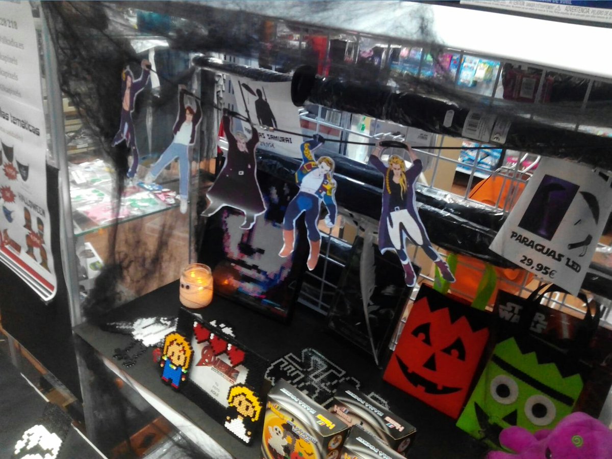 alkapixels's tweet photo. Escaparate con todas nuestras creaciones para #halloween y alguna cosa mas... @Alkadia_es #alcaladehenares #alcalá #artesaniafriki #alkapixels #pixelart #Hamabeads #halloween2021 https://t.co/LRHdgguaEM