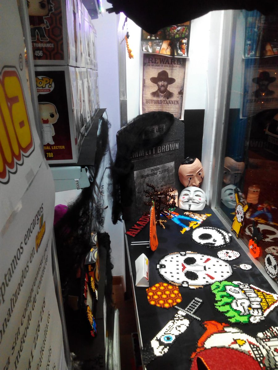 alkapixels's tweet photo. Escaparate con todas nuestras creaciones para #halloween y alguna cosa mas... @Alkadia_es #alcaladehenares #alcalá #artesaniafriki #alkapixels #pixelart #Hamabeads #halloween2021 https://t.co/LRHdgguaEM