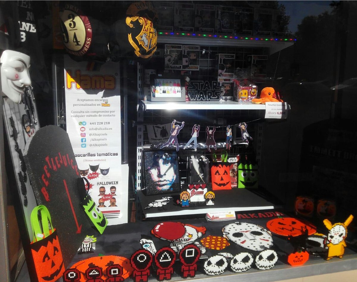 alkapixels's tweet photo. Escaparate con todas nuestras creaciones para #halloween y alguna cosa mas... @Alkadia_es #alcaladehenares #alcalá #artesaniafriki #alkapixels #pixelart #Hamabeads #halloween2021 https://t.co/LRHdgguaEM