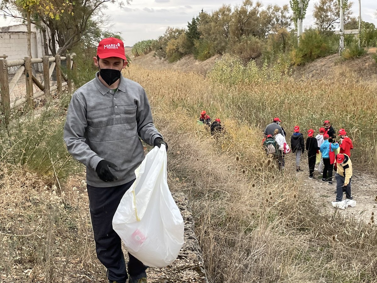 eugeniomgarcia's tweet photo. Hoy en el #Provencio, río Záncara, recogiendo residuos dentro del proyecto #MaresCirculares de #CocaCola, con 112 voluntarios recogiendo más de 254 kg de residuos!!.
1.- Intervención y Voluntariado.
2.- Formación y Sensibilización.
3.- Economía Circular y Estudios Científicos. https://t.co/fSiTnQsbp3