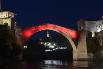 Mostar Köprüsü Türk bayrağı renklerine büründü

Bosna Hersek'in en önemli sembollerinden tarihi Mostar Köprüsü 29 Ekim Cumhuriyet Bayramı dolayısıyla Türk bayrağı yansıtıldı.
#Cumhuriyetimiz98Yaşında #boşnak