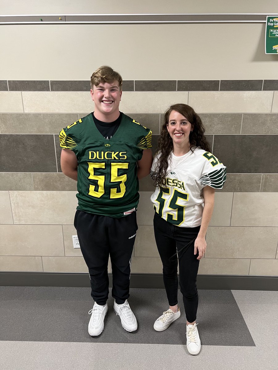 Bain_English's tweet photo. It’s an honor to be recognized for teacher appreciation from a varsity football player and a former student. #ducknation (posted with permission) https://t.co/Nnp6tzkDn4