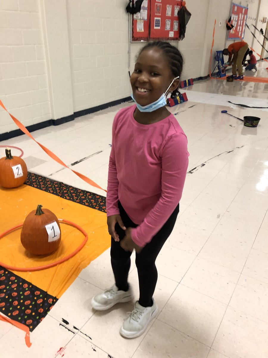 CascadeESMedCtr's tweet photo. Socially distanced, safe fun!! The smiles say it all!!  #TigerStrong #CascadeFestiFall21 @DrTProctor @Cascademusic23 @CasPrinciTmomon @apsupdate https://t.co/UDo1JeGdhi