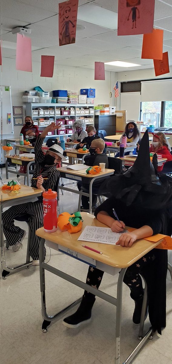 #Halloween fun in <a href="/mte_grade4/">MTE_Grade4</a> . Crafts, math, and dancing today! #4thgraderocks #welovemte