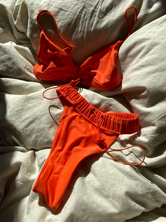 ceceswim's tweet photo. OUR HALLOWEEN SALE IS LIVE 👻 we're celebrating one of our favorite holidays of the year with a site-wide sale. 20% off everything with code TREAT20 🎃 no tricks here.⁠
⁠
ends tuesday at midnight. https://t.co/z87AuT7d03