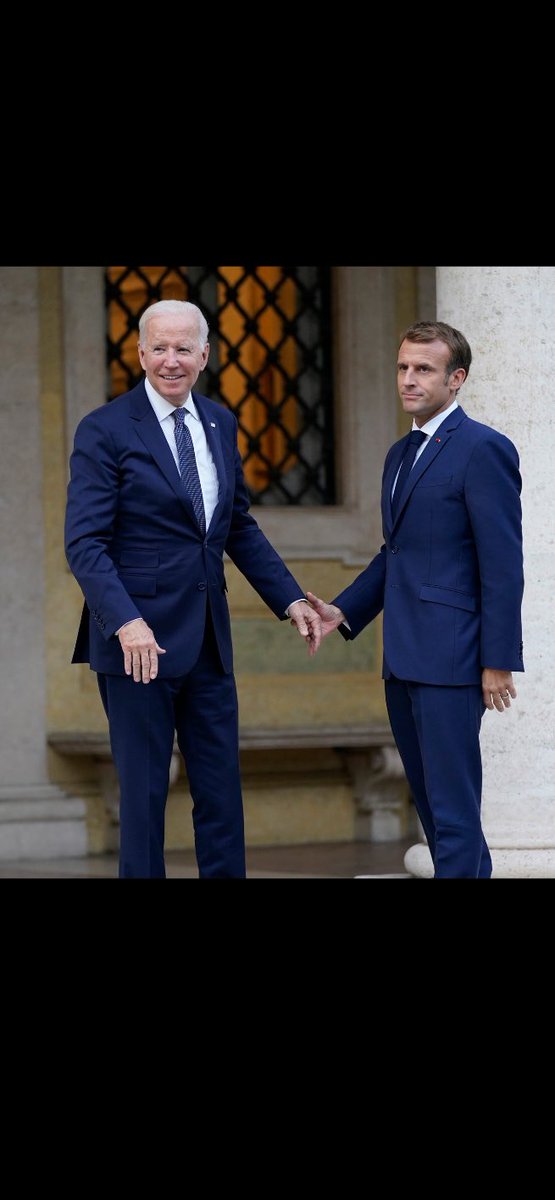 wirbelnden's tweet photo. I’m glad #francoamerican relations are repaired. But who wore the better suit? 🧐 #averysecretservice @TheHonorableJ https://t.co/DFwAuDH8Iu