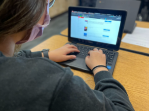mil_fertitta's tweet photo. During our Library Research day with @BrandiGrantLIB  students spent time browsing informational texts &amp; diving into @MackinVIA to choose ONE topic of research to answer the question "What is the impact of a social issue over time?" @FISD_PearsonMS #patriotstrong #pearsonpeople https://t.co/6ow3HnJJPO