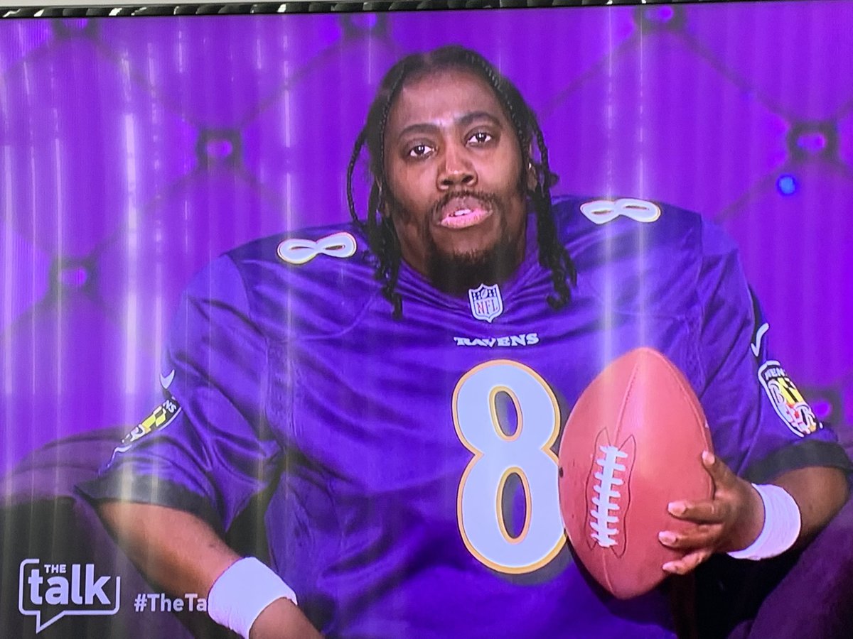 NewsGodess's tweet photo. This has been the best costume seen on TV today! @sherylunderwood scored a TD with this one. 😂😂👏🏾🏈 @Lj_era8 https://t.co/PuXcwqt9NL