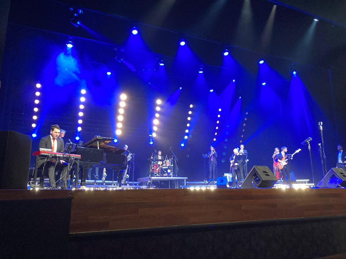50PLUS Roosendaal was gisteren aanwezig bij het jaarlijkse bevrijdingsconcert in Roosendaal waar ook ongeveer 100 veteranen aanwezig waren.
50PLUS Roosendaal is erg blij dat onze Roosendaalse veteranen in het zonnetje worden gezet door de gemeente en dat in een uitverkochte Kring