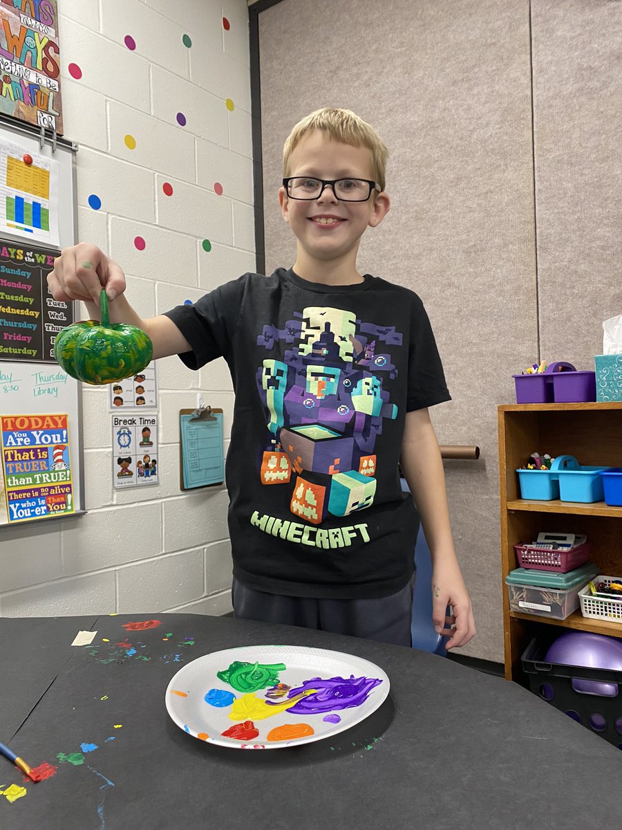 pcgoetzinger's tweet photo. Halloween fun today! Painting pumpkins, snacks, & ghost hunt! @PHSPiratePride #plainviewelem #halloween2021 https://t.co/7OyDo5AxHo