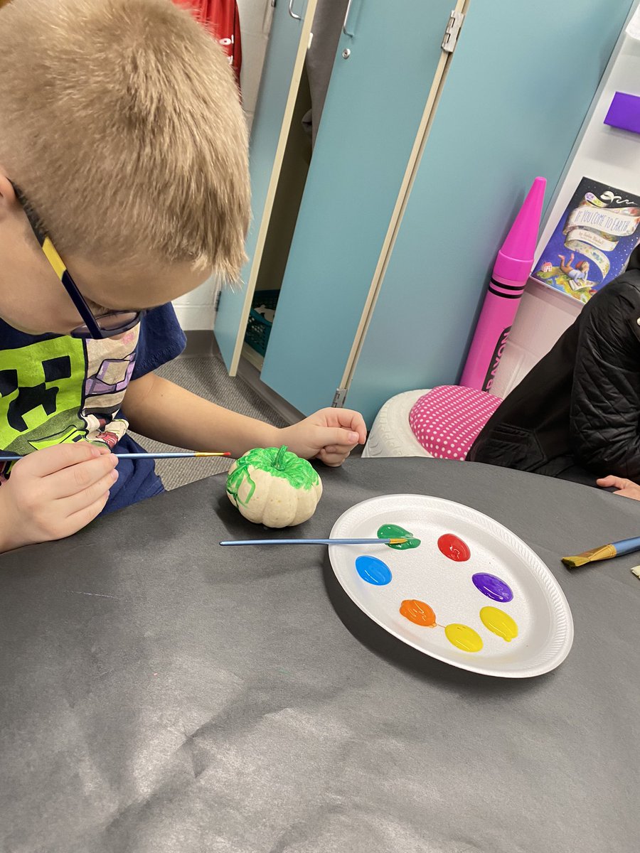 pcgoetzinger's tweet photo. Halloween fun today! Painting pumpkins, snacks, & ghost hunt! @PHSPiratePride #plainviewelem #halloween2021 https://t.co/7OyDo5AxHo