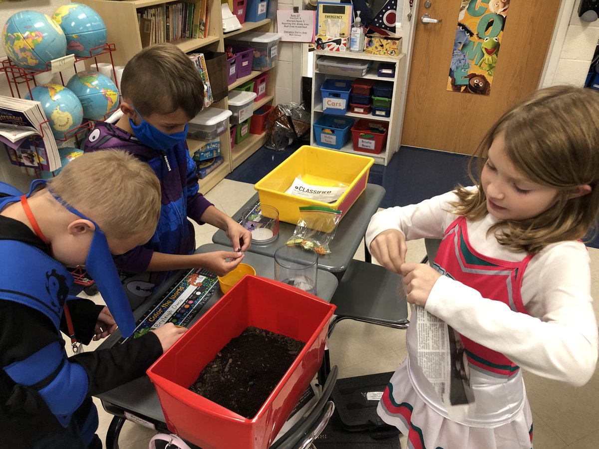 KiserClass's tweet image. After learning about worms and composting, scientists created their own #Vermicomposters to observe over the coming months. #ObservingCHANGE #WeAreMidview #LearnByDoing #STEM