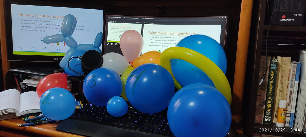 JulioAn_Chem's tweet photo. En clase de química en @prepalancaster hablamos sobre el comportamiento exótico de los electrones usando globitos para pasar de una representación en "pelotitas" a una basada en "orbitales"

Y no acompañó un amiguito... https://t.co/lwqcVec1Ji