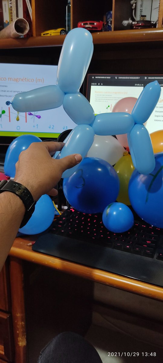 En clase de química en <a href="/prepalancaster/">Prepa Lancaster</a> hablamos sobre el comportamiento exótico de los electrones usando globitos para pasar de una representación en "pelotitas" a una basada en "orbitales"

Y no acompañó un amiguito...