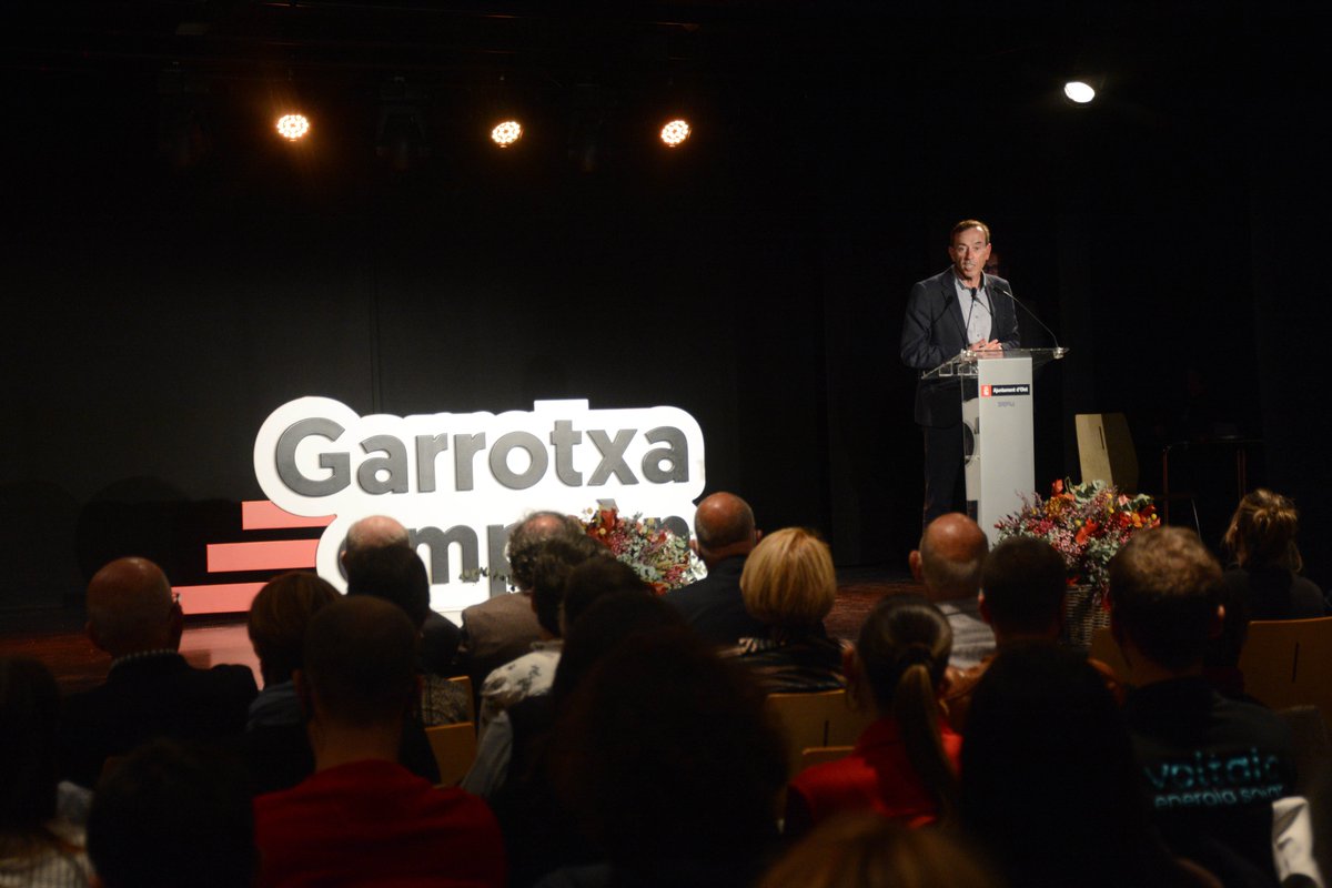 Olotuit's tweet photo. 🔊🏅Nil Port Bosch, Ninssa i Yurta; projectes guanyadors de la 8a edició dels Premis 100% Emprenedors. 

📍 L’entrega dels guardons que s'ha fet aquest vespre posa punt final al #GarrotxaEmprèn. 

Tota la info➡️https://t.co/gJa2LOfP2U

#Olot #femOlot #AjuntamentOlot #emprenedoria https://t.co/EoLGOMIxPf