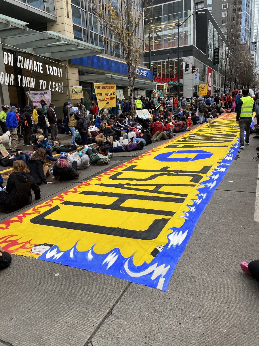 SeaCruiseCntrl's tweet photo. We’re here at the 2nd & Union branch of the #1 Fossil Fuel Funder and Investor in the world @Chase “If they’re not going to invest in our future, we’re not going to invest our 💰 with them.” #SeattleYouthLedClimateStrike #ClimateMemorial #ClimateDieIn https://t.co/3JXeuUl0XV