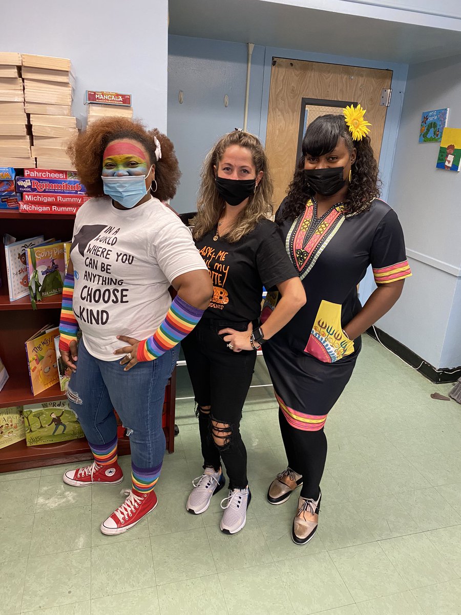 tdematteo0410's tweet photo. Dress up day @ PS 401!! “Ask me about my favorite WEB tools for students” 🕸🕷👻🎃👏🏼#edtech #techtshirtaday #techeducation #technologyintegration #technologycoordinator https://t.co/v2SujOcxt4