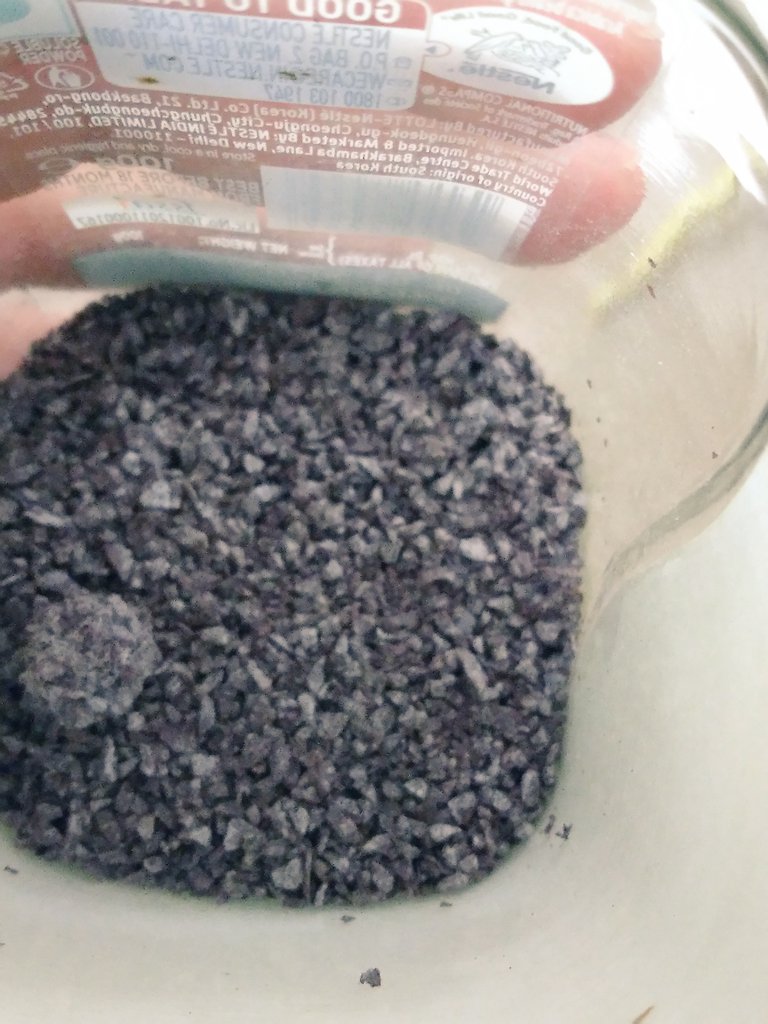 MissfitMoti's tweet photo. Today years old and I find that instant coffee (ground, powdered, packed and sold) can catch fungus!
#firsttimeinmylife #coffee
#FungiFriday done right? I guess so.
What species might it be? 🤔 https://t.co/GQ7Tze9lJQ