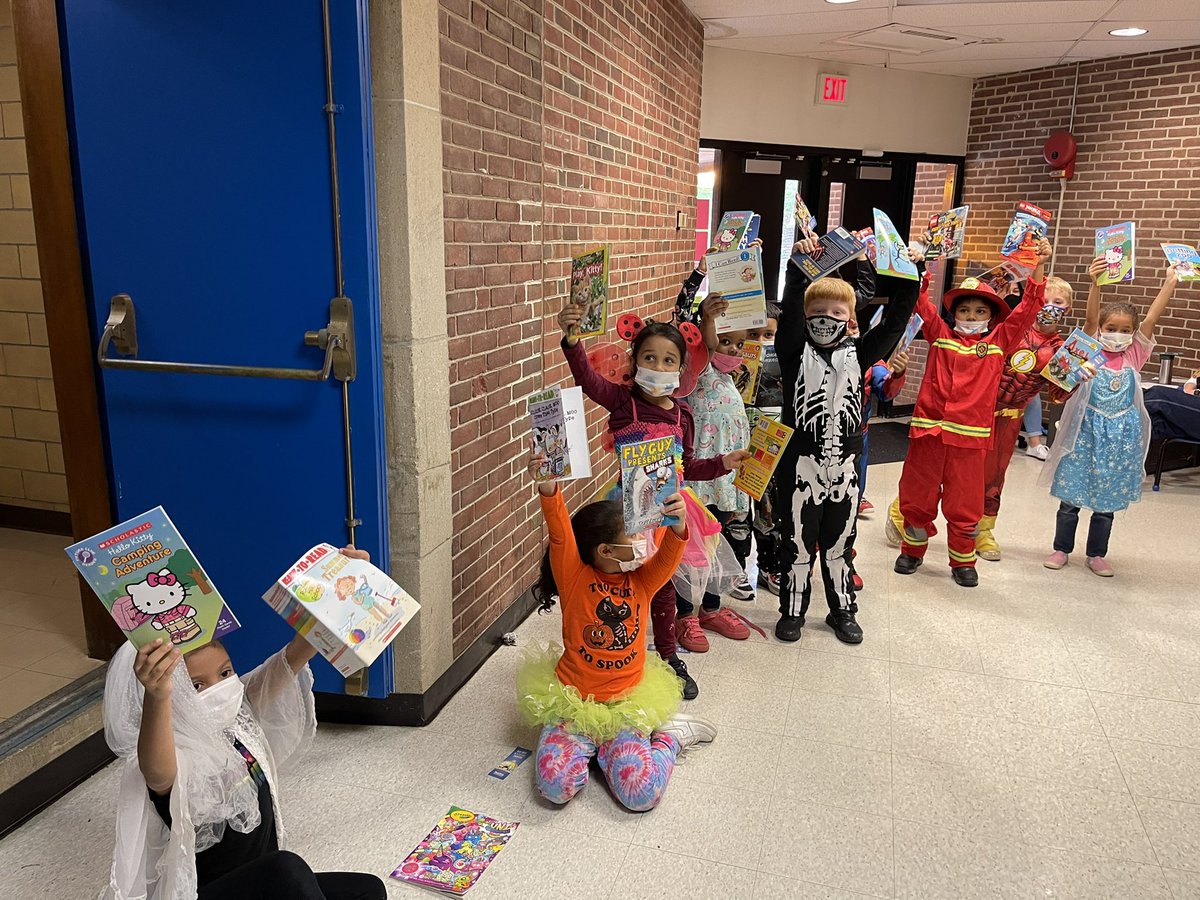 nnagle118's tweet photo. The perfect way to end our week @BASDFtHill. First Graders were ready to pick some of their favorite reads📚🍁🍂📚 Thank you UGI for your kind contribution. @UGI_Utilities #UGIReads @BASDEarlyLearn #ReadingisFundamental https://t.co/XFj3p7cXum