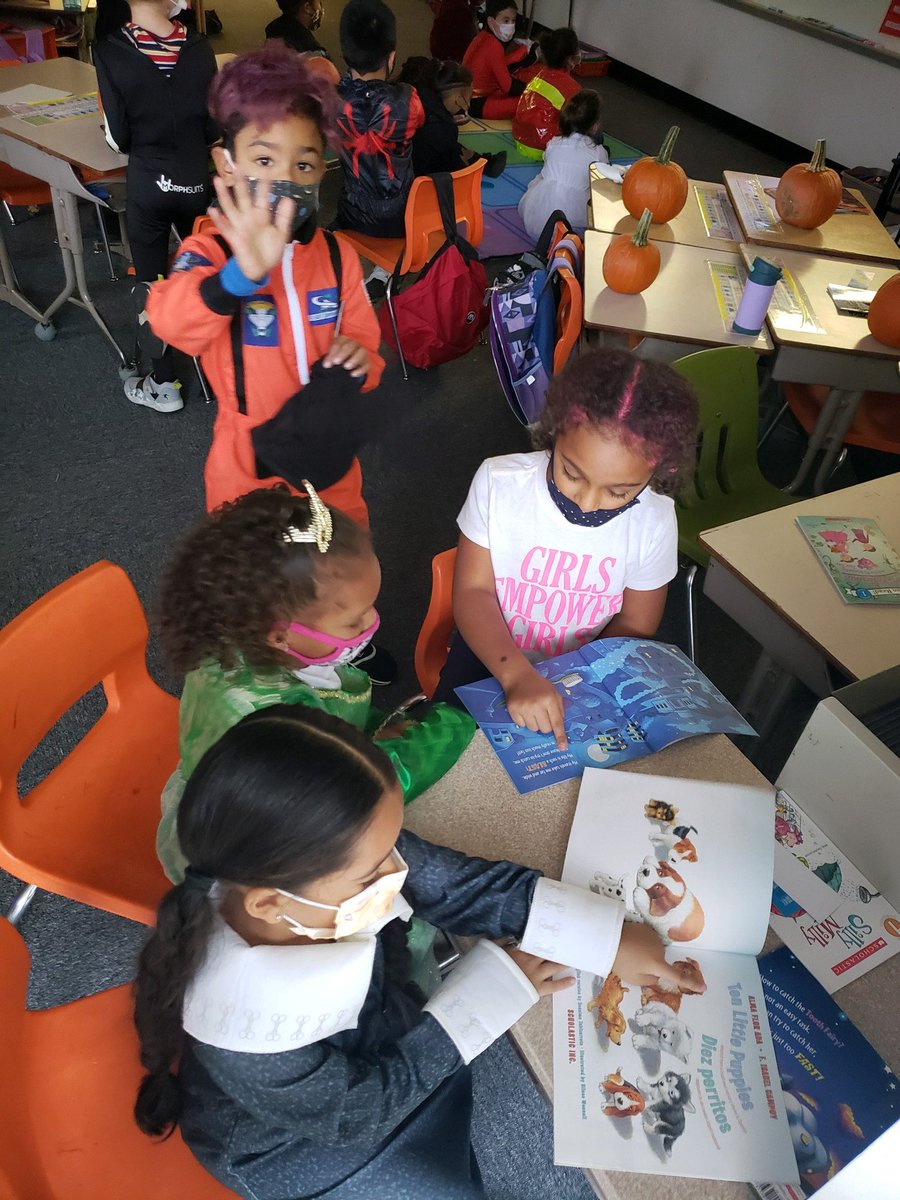 nnagle118's tweet photo. The perfect way to end our week @BASDFtHill. First Graders were ready to pick some of their favorite reads📚🍁🍂📚 Thank you UGI for your kind contribution. @UGI_Utilities #UGIReads @BASDEarlyLearn #ReadingisFundamental https://t.co/XFj3p7cXum