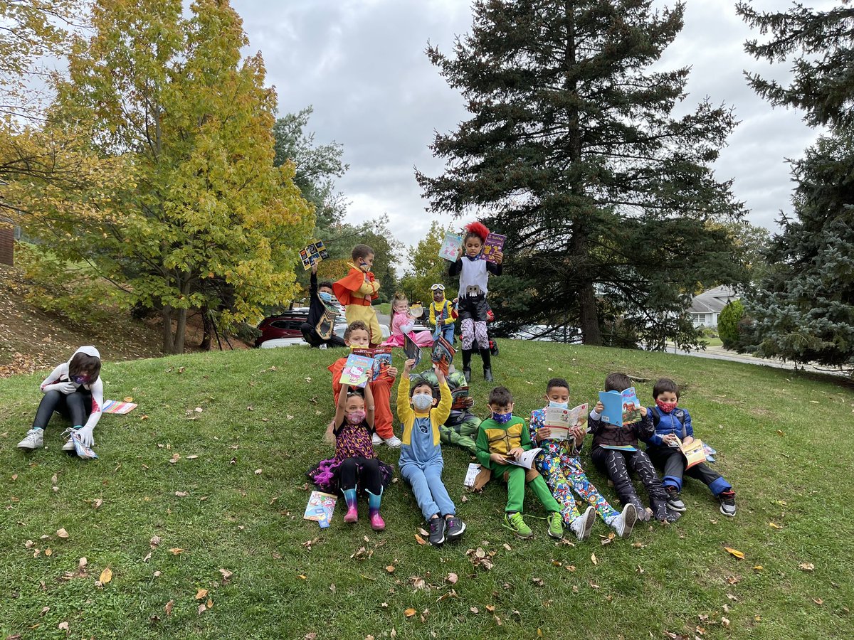 nnagle118's tweet photo. The perfect way to end our week @BASDFtHill. First Graders were ready to pick some of their favorite reads📚🍁🍂📚 Thank you UGI for your kind contribution. @UGI_Utilities #UGIReads @BASDEarlyLearn #ReadingisFundamental https://t.co/XFj3p7cXum
