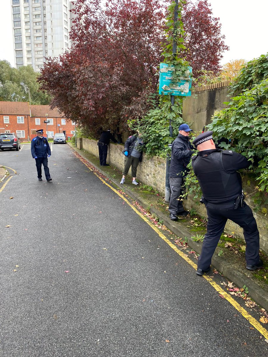 MPSGreenwich's tweet photo. #Weaponsweeps ๐จ
Did you knowโ
Your teams regularly carry out this activity in your areaโ
@MPSWoolwichRiv and Met Volunteers carried out one today in Marine Drive, Se18 and recovered 3 bladed articles and two metal polesโ๏ธ
@Royal_Greenwich https://t.co/hBGwow8hcJ