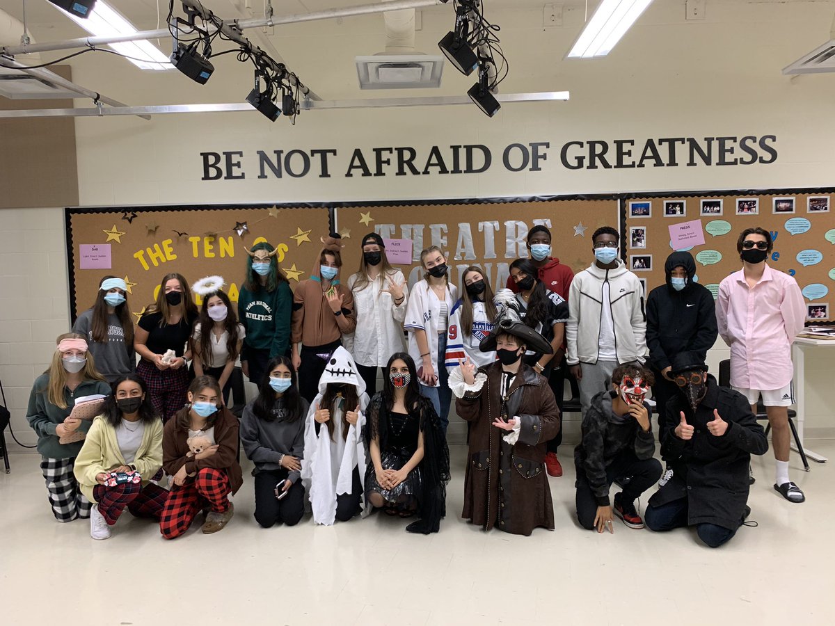 Happy Halloween from Grade 10 Drama <a href="/STAOakville/">STA Oakville</a> Shout out to Junaiya and Ava F for their spooky door design! 🎃
